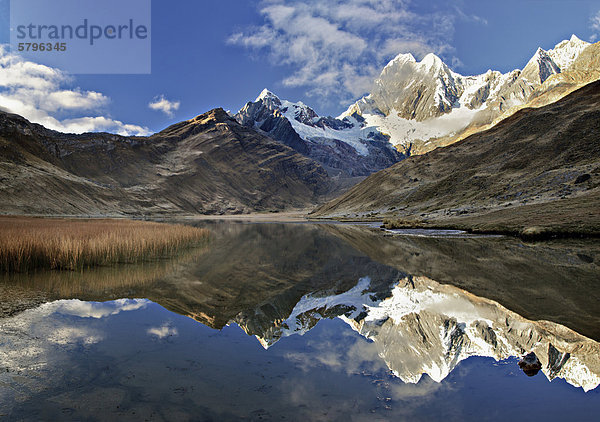 Bergspiegelung an der Laguna Mitucocha  Cordillera Huayhuash  Peru  Südamerika