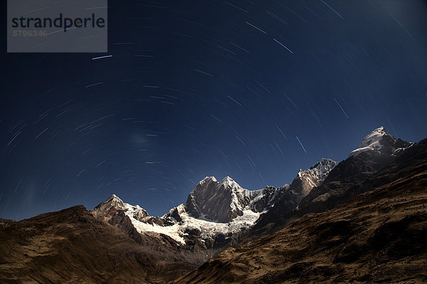 Sternenbahnen an der Laguna Mitucocha  Nevado Jirishanca  Nevado Yerupaja  Cordillera Huayhuash  Peru  Südamerika