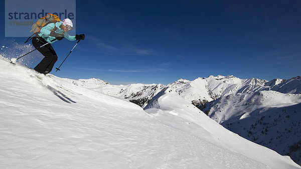 Skifahrerin auf Schneewechte  Tuxer Alpen  Tirol  Österreich  Europa
