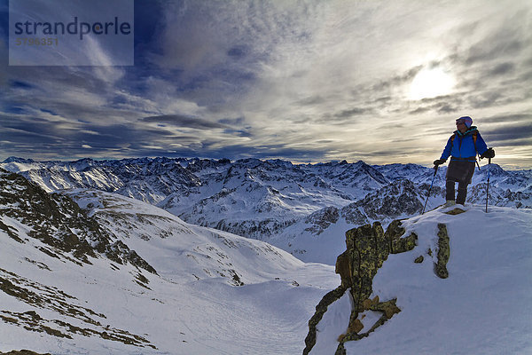 Wanderin in den Stubaier Alpen  Berge in abendlicher Wolkenstimmung  Tirol  Österreich  Europa