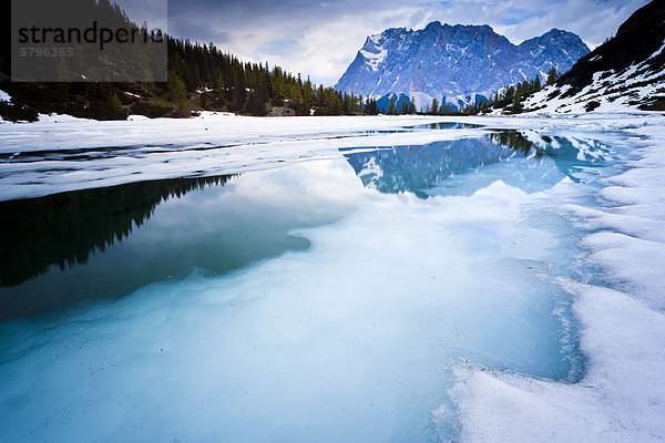 Zugspitze spiegelt sich im Seebensee mit Schnee und Eis  Wettersteingebirge  Tirol  Österreich  Europa