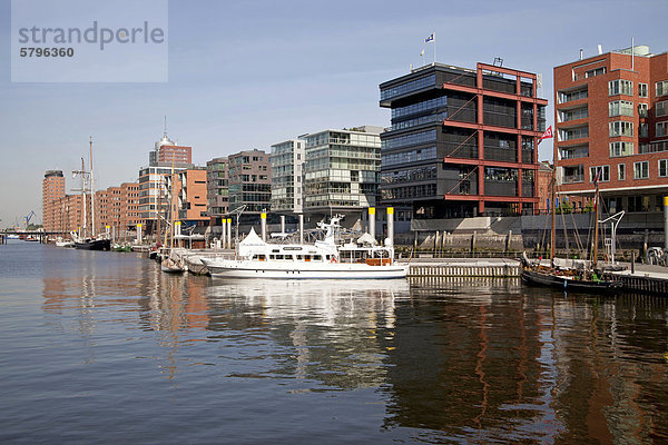 Moderne Architektur und Bootsanleger am Sandtorkai  Freie und Hansestadt Hamburg  Deutschland  Europa