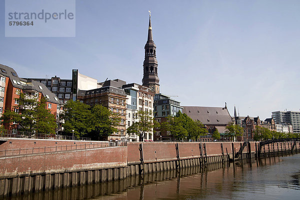 Kanalufer und die Hauptkirche St. Katharinen  Freie und Hansestadt Hamburg  Deutschland  Europa