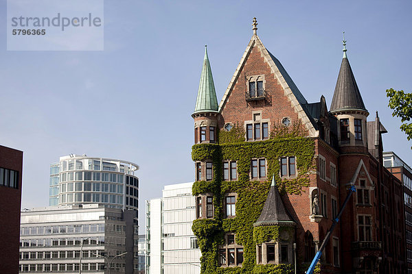 Altes Lagerhaus in der Speicherstadt vor der modernen Architektur der Hafencity  Freie und Hansestadt Hamburg  Deutschland  Europa