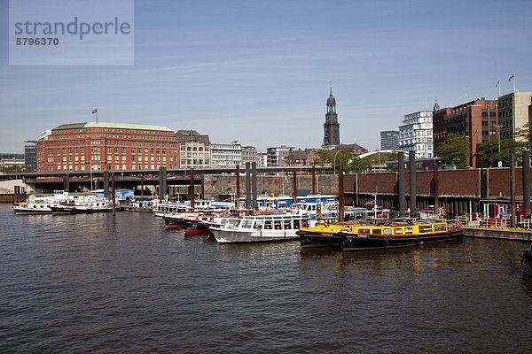 Boote im Binnenhafen und der Kirchturm der Hauptkirche Sankt Michaelis Michel  Freie und Hansestadt Hamburg  Deutschland  Europa