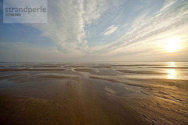 Bei Ebbe spiegeln sich die Wolken im flachen Wasser der Nordsee  UNESCO-Welterbe Nationalpark Schleswig-Holsteinisches Wattenmeer  Westerhever  Kreis Nordfriesland  Schleswig-Holstein  Deutschland  Europa