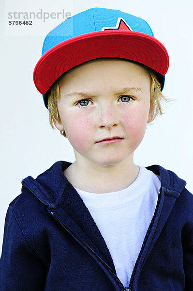 5-jähriger Junge mit Schildmütze  Portrait