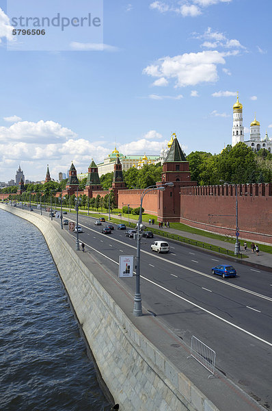 Kreml-Ufer mit Kreml-Mauer  Moskau  Russland  Eurasien  Europa