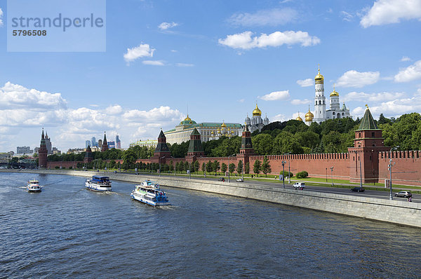 Kreml-Ufer mit Kreml-Mauer  Moskau  Russland  Eurasien  Europa