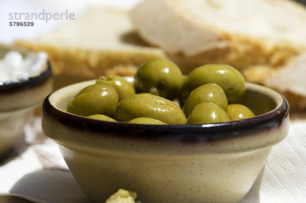 Oliven in einer Schale mit Brot und Aioli auf Tisch  Mallorca  Balearen  Spanien  Europa