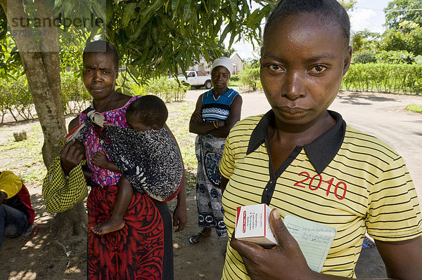 HIV-AIDS-Patientin mit kostenlosem retroviralem Medikament  Quelimane  Mosambik  Afrika