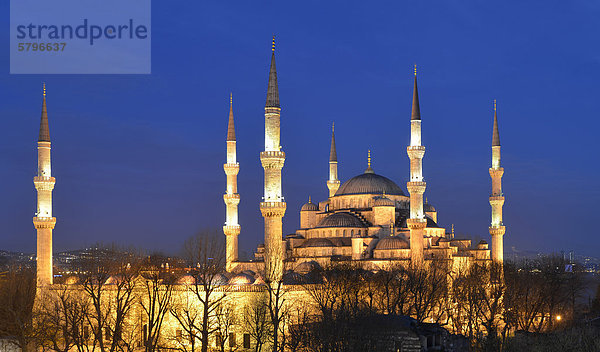 Nachtaufnahme Sultan-Ahmed-Moschee oder Blaue Moschee  Sultanahmet  Altstadt  UNESCO-Weltkulturerbe  Istanbul  Europa  ÖffentlicherGrund