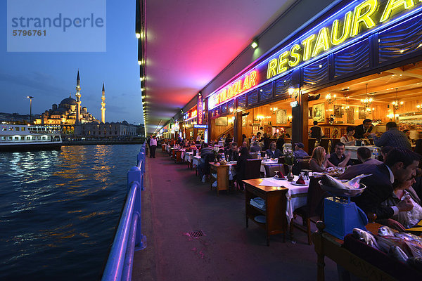 Restaurants unter der Galata-Brücke Köprüsü  Yeni-Moschee Camii  Nachtaufnahme  Galata  Sirkeci  Istanbul  Türkei  Europa  ÖffentlicherGrund