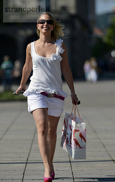 Junge Frau mit Handy  beim Shopping  Shoppen  Einkaufen  Königsstra_e  Stuttgart  Baden-Württemberg  Deutschland  Europa  ÖffentlicherGrund