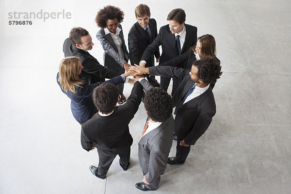 Business-Teammitglieder verbinden die Hände in der Einheit