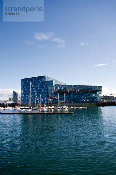 Island  Reykjavik  Harpa Concert Hall und Marina vom Hafen aus gesehen