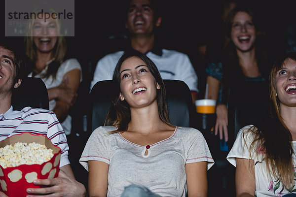 Publikum lacht im Kino