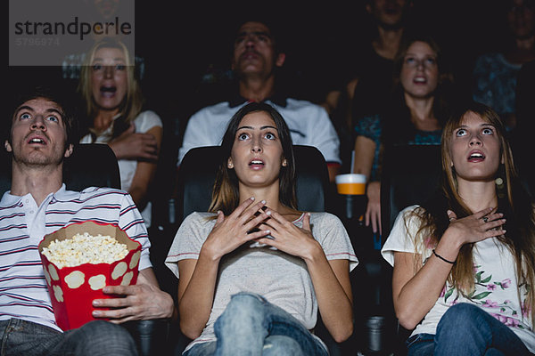 Publikum im Kino mit schockierten Ausdrücken