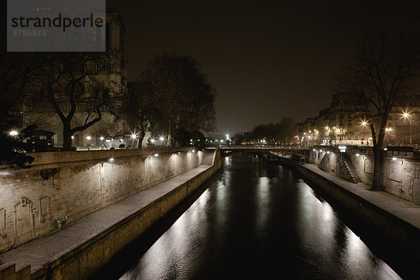 Seine bei Nacht  Paris  Frankreich