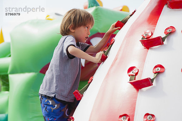 Klettern auf dem Spielplatz