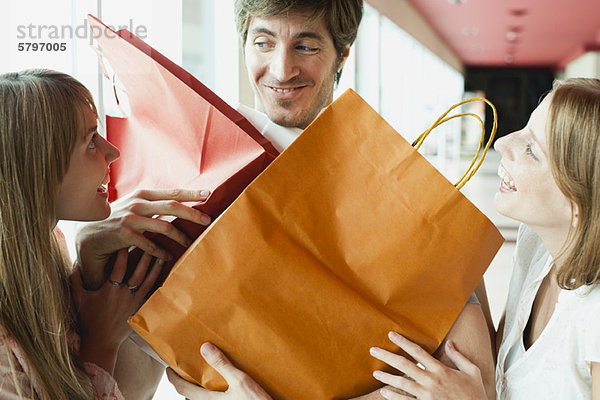 Mann mit Einkaufstaschen für Freunde