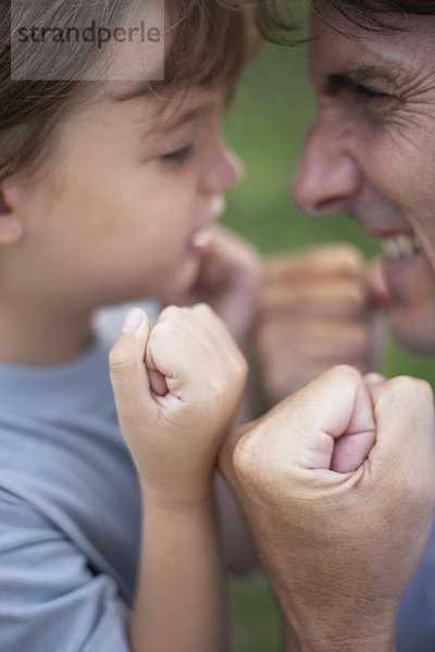 Vater und Sohn machen sich mit geballten Fäusten auf den Weg.