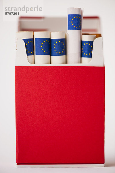 Zigarettenpackung mit gerollten Euros