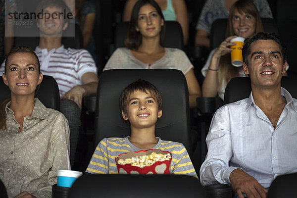 Familie schaut sich den Film im Kino an