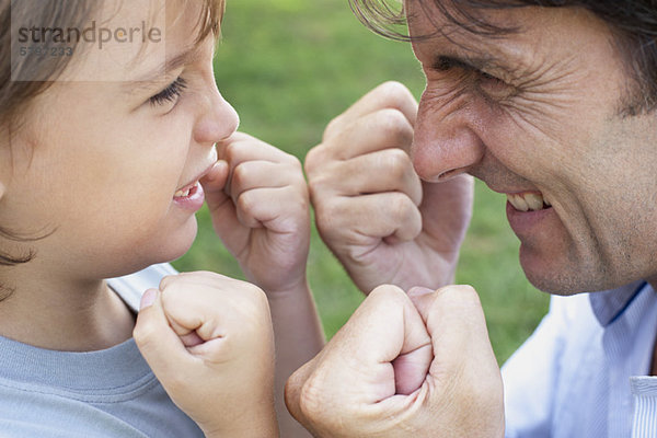 Vater und Sohn im Spielkampf