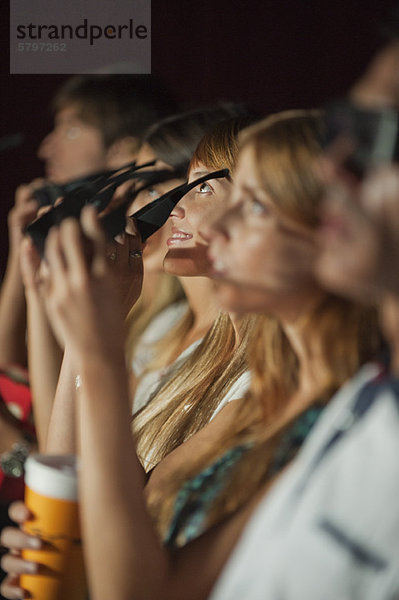 Publikum im Kino mit 3-D-Brille