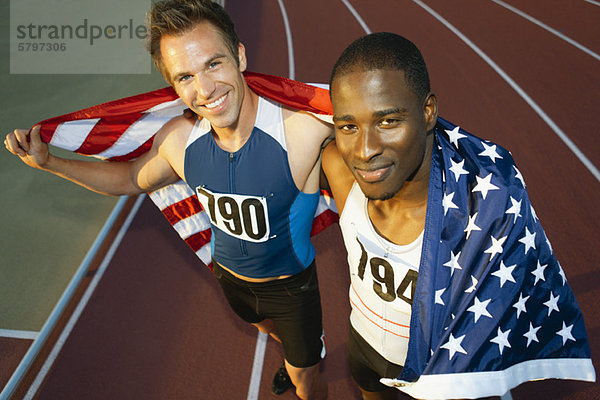 Laufende Teamkollegen  die nach dem Rennen die amerikanische Flagge hochhalten