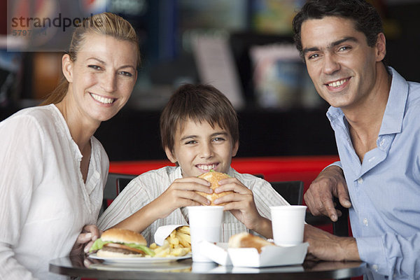 Familienessen im Fast-Food-Restaurant  Portrait