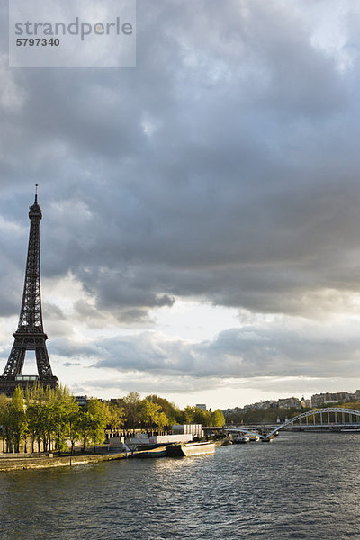 Eiffelturm von der Seine aus gesehen  Paris  Frankreich