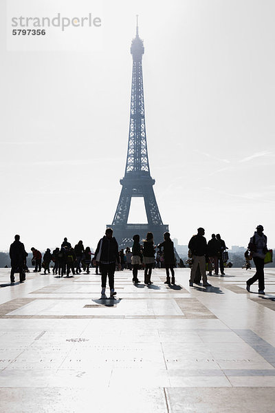 Touristen sehen den Eiffelturm vom Palais de Chaillot aus  Paris  Frankreich