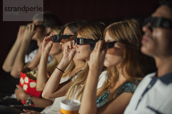 Publikum im bewegten Theater mit 3-D-Brille