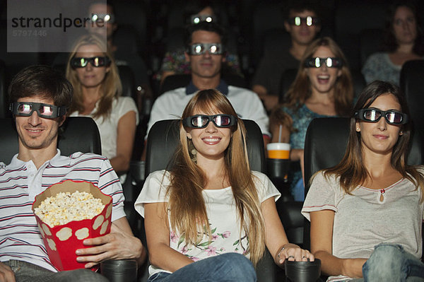 Publikum mit 3D-Brille im Kino
