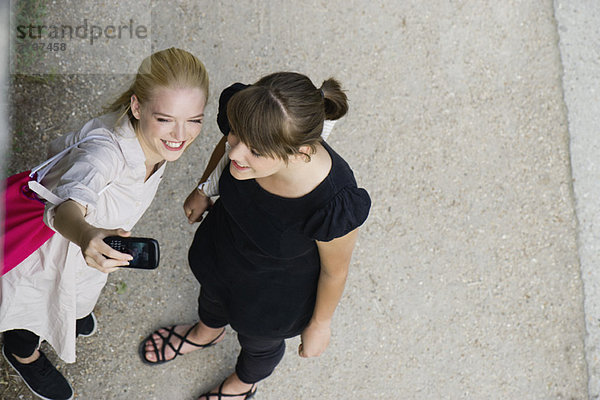 Junge Frauen posieren für Handybild