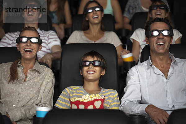 Familie schaut 3-D-Film im Kino an