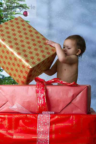 Baby Mädchen eröffnet Weihnachtsgeschenke