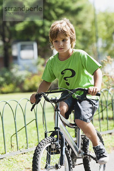 Junge auf dem Fahrrad