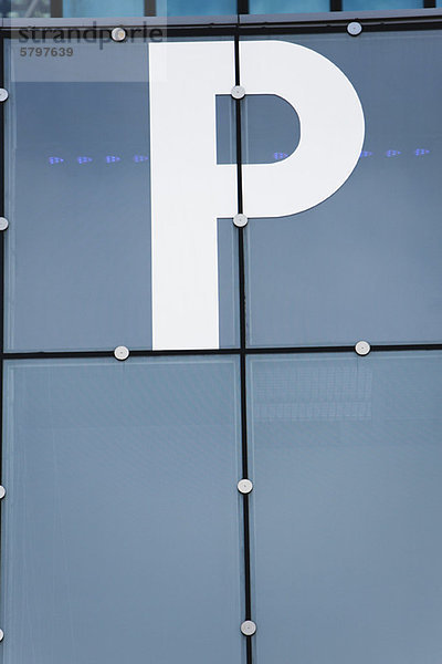Nahaufnahme des Buchstabens p auf der Gebäudefassade .