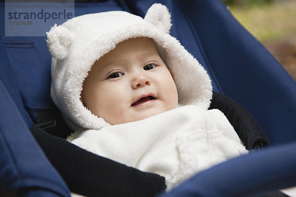 Baby Mädchen mit Bärenhaube  Portrait