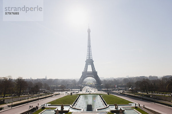 Eiffelturm vom Champ de Mars aus gesehen  Paris  Frankreich