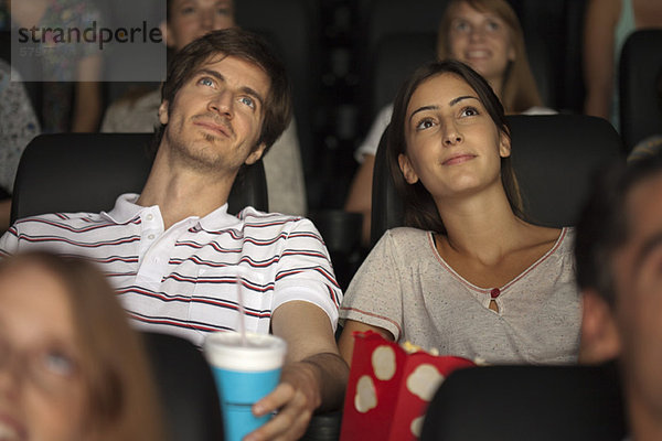 Paar genießt den Film im Kino