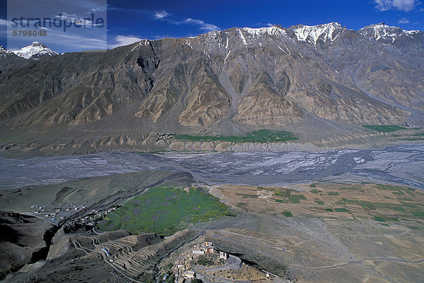 Blick auf Felder und buddhistisches Kloster oder Gompa Ki  Spiti-Tal  Lahaul und Spiti  indischer Himalaya  Himachal Pradesh  Nordindien  Indien  Asien