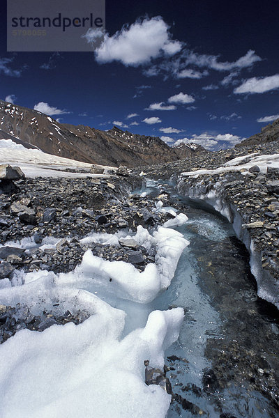 Gletscherbach  unterhalb vom Parang La oder Parang Pass  5580m  Kibber-Karzok-Trek  Himachal Pradesh  indischer Himalaya  Nordindien  Indien  Asien