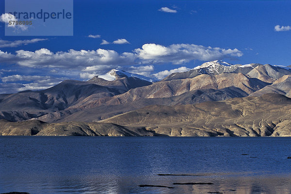 Hochgelegener Bergsee Tso Moriri oder Tsomoriri  Changtang oder Changthang  Ladakh  indischer Himalaya  Jammu und Kaschmir  Nordindien  Indien  Asien