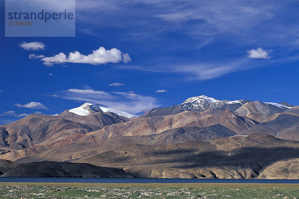 Knapp 7000 Meter hohe Berge am Bergsee Tso Moriri oder Tsomoriri  Changtang oder Changthang  Ladakh  indischer Himalaya  Jammu und Kaschmir  Nordindien  Indien  Asien