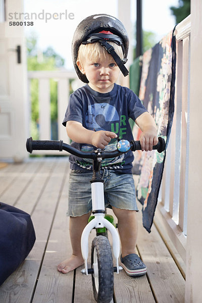 Porträt eines Jungen mit Sporthelm und Fahrrad