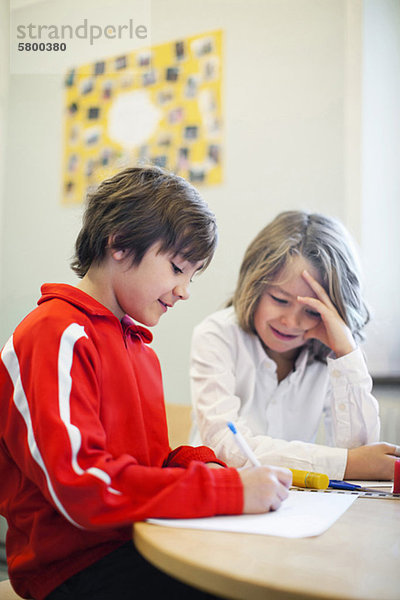 Freunde beim Lernen im Klassenzimmer